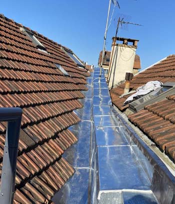 Noue en zinc entre deux pans de toiture en tuiles