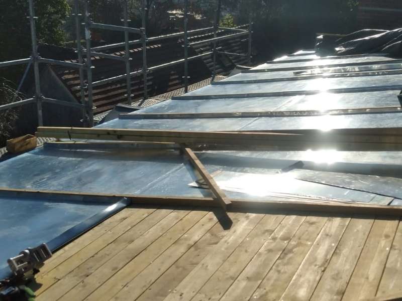Pose de plateaux de zinc sur voliges neuves