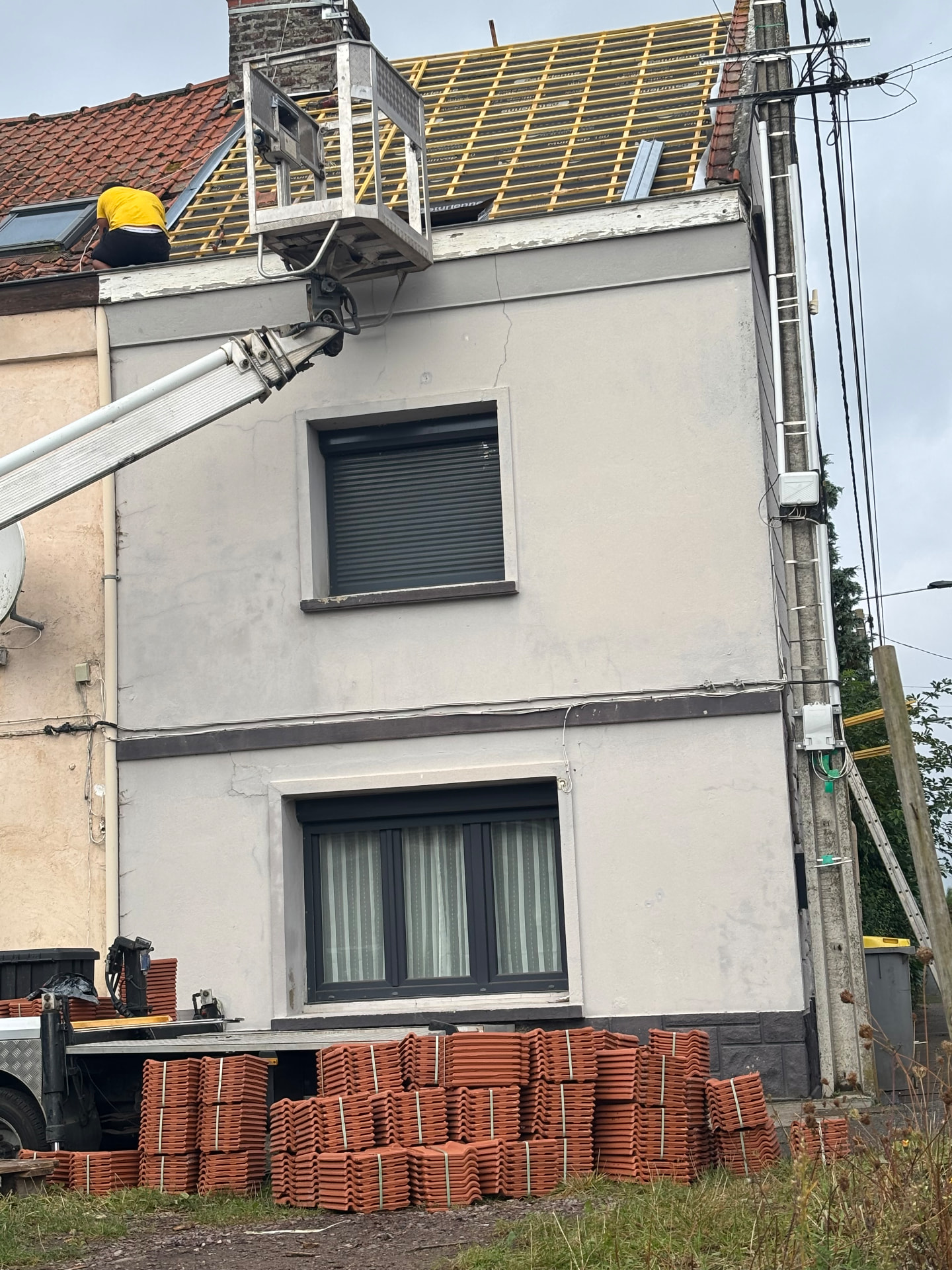 Liteaux et tuiles prêts à être posés sur une maison