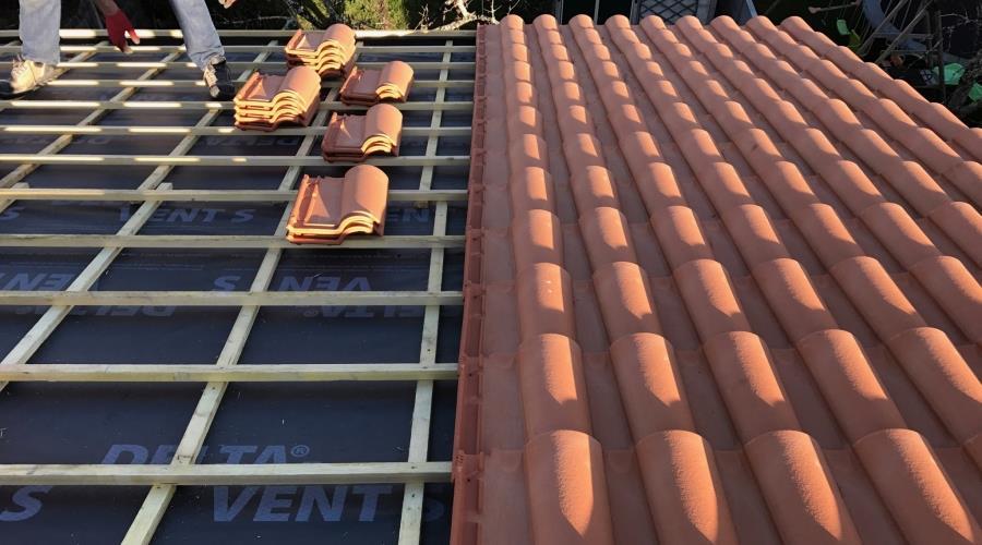 Pose de tuiles sur liteaux et écran sous-toiture