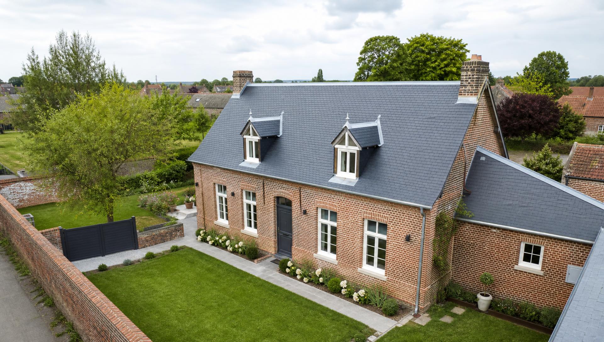 Maison traditionnelle du Nord en brique avec une toiture en ardoise entièrement rénovée